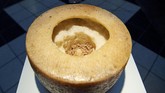 Yang lebih menjijikan adalah kehadiran casu marzu alias keju busuk di museum ini. Makanan ini merupakan keju tradisional yang terbuat dari susu domba. Orang-orang Sardinia, Italia, membiarkan susu domba itu membusuk hingga menjadi 'rumah' bagi belatung. (TT News Agency/Johan Nilsson via REUTERS)