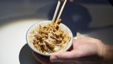 Pengunjung juga bisa melihat makanan yang terbuat dari fermentasi kacang kedelai dan bakteri Bacillus subtilis. Bakteri ini biasa ditemukan di dalam tanah dan saluran pencernaan manusia. (TT News Agency/Johan Nilsson via REUTERS)