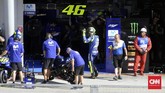Sukses Pecco Bagnaia dan Luca Marini di Moto2 membuat Valentino Rossi dalam kondisi gembira. Ia melambaikan tangan ke arah penonton usai sesi pemanasan MotoGP Malaysia. (CNN Indonesia/Haryanto Tri Wibowo)
