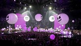 Penampilan Bastille dan Marshmello dihiasi oleh balon-balon raksasa warna ungu dengan wajah tersenyum. (REUTERS/Vincent West)
