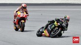 Pebalap Tech 3, Johann Zarco dan juara dunia 2018, Marc Marquez menguntit Valentino Rossi di posisi ketiga dan kedua. (CNN Indonesia/Haryanto Tri Wibowo)