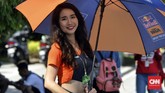 Gadis payung tim KTM di MotoGP Malaysia 2018. Pebalap KTM, Bradley Smith meraih satu poin dari seri MotoGP Malaysia. (CNN Indonesia/Haryanto Tri Wibowo)