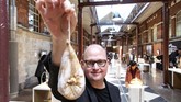 Melalui museum ini, kurator sekaligus pencetus Disgusting Food Museum, Samuel West, ingin agar orang-orang dapat mengenali dan bahkan mengubah pikirannya mengenai makanan-makanan menjijikan yang menurutnya bersentuhan erat dengan budaya yang berkembang di masing-masing daerah asal. (TT News Agency/Johan Nilsson via REUTERS)
