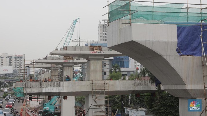 Pekerja mengerjakan proyek Infrastruktur LRT di Kawasan Cawang-Pancoran, Jakarta, Senin (5/11). Menurut data rilis BPS Kontruksi pada Triwulan ketiga tumbuh 5,79%. bisa dilihat, bahwa 5,79% ini lebih bagus dibandingkan triwulan kedua 2018 yang sebesar 5,73%. Yang disebabkan tumbuh karena Produksi semen meningkat, penjualan semen di dalam negeri penjualannya bagus. Kemudian ada peningkatan belanja modal pemerintah untuk gedung bangunna, jalan, irigasi, yang kenaikan cukup signifikan. Dan pembangunan infrastruktur berlangsung di berbagai daerah baik  meneruskan yang berlangsung, maupun pembangunan yang sudah ada. (CNBC Indonesia/Muhammad Sabki)