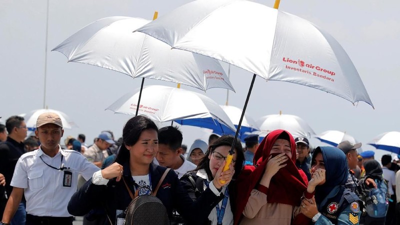 Suasana duka menyelimuti ketika ratusan keluarga maupun kerabat dekat melakukan prosesi tersebut.