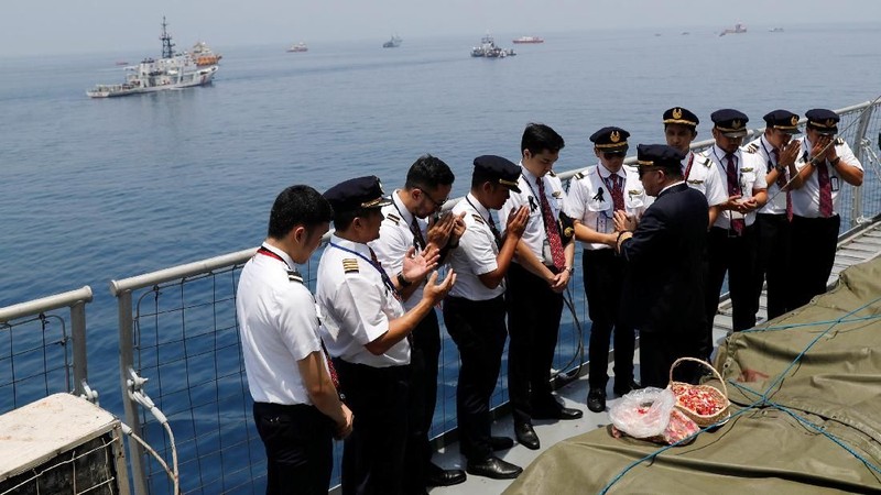 Suasana duka menyelimuti ketika ratusan keluarga maupun kerabat dekat melakukan prosesi tersebut.
