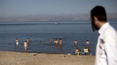 Namun saat ini pesisir Perairan Galilee tak lagi seindah dalam kisah Yesus dalam Injil. Penangkapan ikan dan pembuangan limbah industri membuat danau ini jauh dari kata indah.