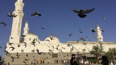 Atmosfer religius menusuk ke dalam kalbu tiap-tiap insan yang datang dengan segala kepasrahan.