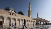 Umat beraktivitas di pelataran Masjid Nabawi. Kota MAdinah tak henti dibanjiri umat muslim dari seluruh penjuru dunia.