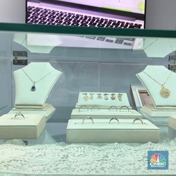 Wall Street Melemah, Harga Emas Antam Terkerek Naik