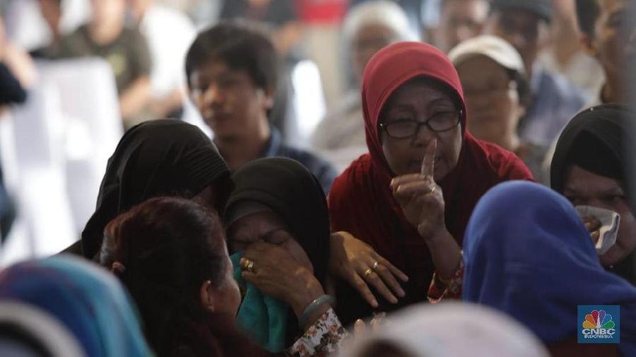 Suasana duka menyelimuti ketika ratusan keluarga maupun kerabat dekat melakukan prosesi tersebut.