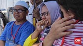 Menyaksikan kelopak-kelopak bunga yang ditaburkan terapung di lautan, sebagian keluarga korban pesawat Lion Air dengan register PK-LQP itu ada yang tak kuasa menahan air mata kesedihan. (CNN Indonesia/Adhi Wicaksono)