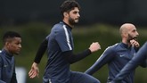 Andrea Ranocchia dan kawan-kawan di lini belakang tengah serius berlatih untuk menghadapi gempuran Barcelona di matchday keempat Liga Champions. (Miguel MEDINA / AFP)