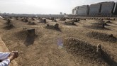 Seorang umat menziarahi makam para sahabat dan syuhada di Komplek Makam Baqi, Madinah.