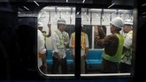 Jokowi berangkat dari Stasiun Bundaran HI sekitar pukul 09.05 WIB. Perjalanan sepanjang 16 KM itu ditempuh dalam 20-25 menit. (ANTARA FOTO/Wahyu Putro)