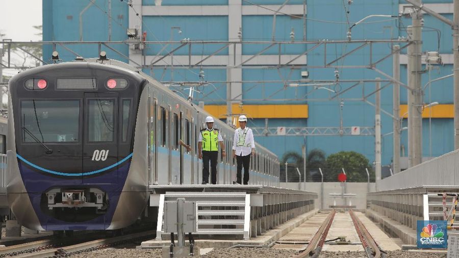 Presiden Jokowi Tinjau Depo MRT Jakarta di Lebak Bulus (CNBC Indonesia/Andrean kristianto)