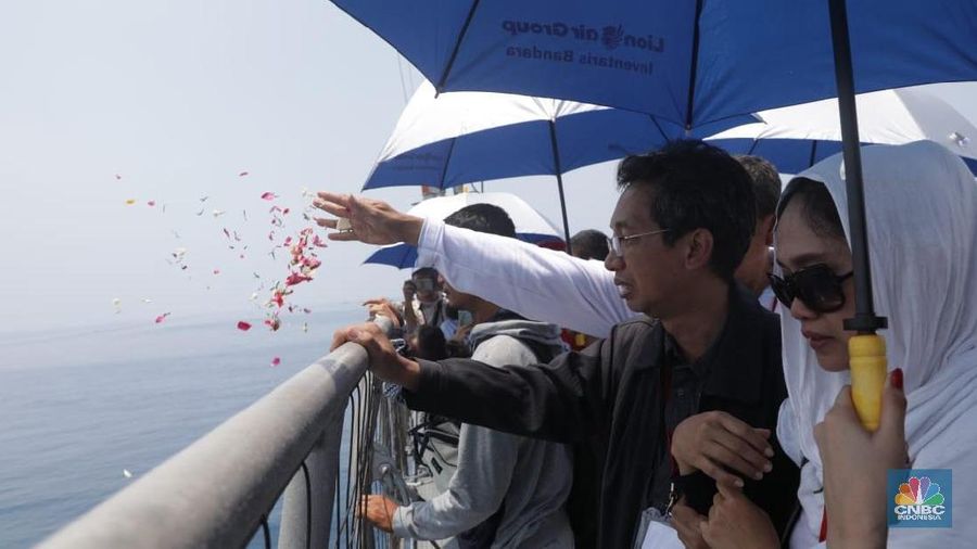 Suasana duka menyelimuti ketika ratusan keluarga maupun kerabat dekat melakukan prosesi tersebut.