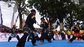 Pencak Silat dan Tari Piring Meriahkan Tour de Singkarak