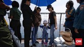 Keluarga korban penumpang Lion Air PK-LQP berdoa bersama dan tabur bunga dari atas KRI Banda Aceh di lokasi jatuhnya pesawat di perairan Tanjung Karawang, Jawa Barat, 6 November 2018. Manifes penerbangan menyatakan di pesawat itu ada 181 penumpang (1 bayi, dua anak) dan delapan awak. (CNN Indonesia/Adhi Wicaksono)