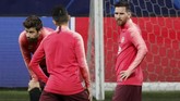 Lionel Messi sudah ikut dalam tim yang berangkat ke kota Milan. Namun kemungkinan 'Messiah' tampil masih kecil. (REUTERS/Stefano Rellandini)