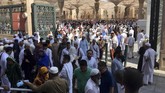 Umat berjalan keluar dari areal Masjid Nabawi.