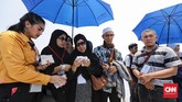 Selain melakukan doa bersama, para keluarga korban pesawat Lion Air rute Jakarta-Pangkalpinang pun melakukan tabur bunga ke lautan. (CNN Indonesia/Adhi Wicaksono)