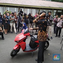 Jokowi Mau Beli 100 Motor Listrik Buatan Lokal
