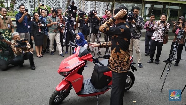 Presiden Jokowi Test Drive Motor Listrik (CNBC Indonesia/Arys Aditya) Presiden Jokowi Test Drive Motor Listrik (CNBC Indonesia/Arys Aditya)