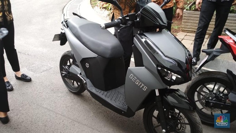 Presiden Joko Widodo mencoba motor listrik buatan dalam negeri.