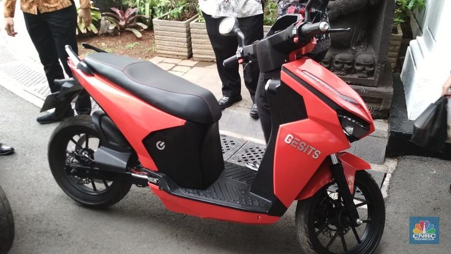 Presiden Joko Widodo pagi tadi mencoba sepeda motor listrik nasional, Gesits, di Istana Merdeka.