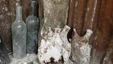 Botol-botol minuman alkohol milik prajurit yang masih berada pada tempatnya terakhir ditinggalkan. (REUTERS/Charles Platiau)