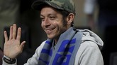 Pebalap senior MotoGP Valentino Rossi tampak hadir di Stadion Giuseppe Meazza untuk menyaksikan pertandingan Inter Milan vs Barcelona di Liga Champions. (REUTERS/Stefano Rellandini)