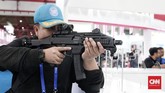 Salah satu pengunjung mencoba senjata taktis buatan Republik Czech pada gelaran Indo Defence 2018, di Kemayoran, Jakarta. (CNN Indonesia/Andry Novelino)