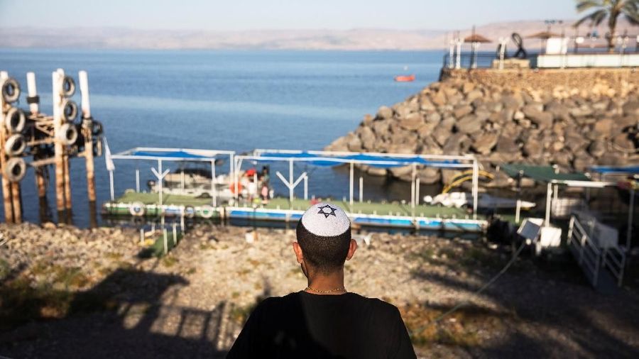 Israel mengeluarkan seluruh pelancong dari negeri itu.