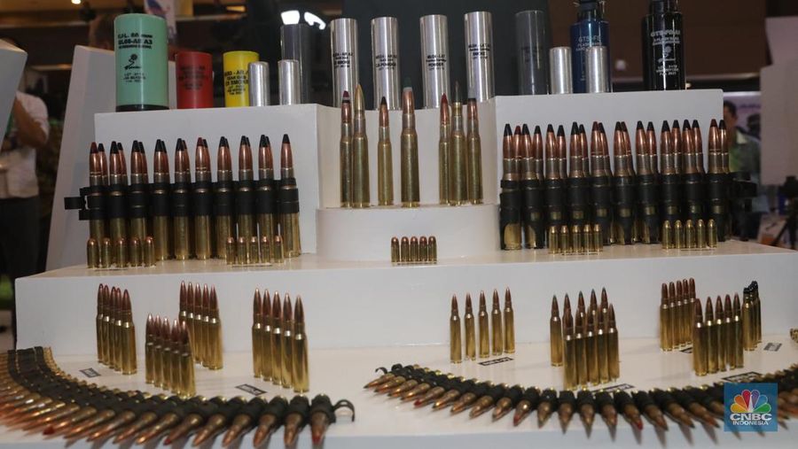 Pengunjung melihat stan pameran Indo Defence di JIExpo Kemayoran, Jakarta, Rabu (7/11). 

Indo defence & Expo Forum 2018 merupak pameran industri dan teknologi pertahanan terbesar di Asia Tenggara. Pameran kali ini mengalami perkmebangan cukup pesat sekitar 15% dari tahun sebelumnya, Pada yang diikuti 867 peserta dr 60 negara. Acara ini berlangsung dari tanggal 7-10 November 2018.  (CNBC Indonesia/Muhammad Sabki)