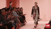 Dari motif, Biyan memadukan unsur tradisional dengan motif Buketan khas pesisir Jawa serta lurik. Dia juga menggunakan motif permadani khas Timur Tengah. (CNN Indonesia/Andry Novelino)