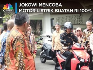 VIDEO: Jokowi Test Drive Motor Listrik Nasional di Istana