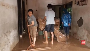 VIDEO: Warga Tasikmalaya Bersihkan Lumpur Pascabanjir