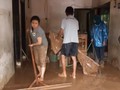 VIDEO: Warga Tasikmalaya Bersihkan Lumpur Pascabanjir