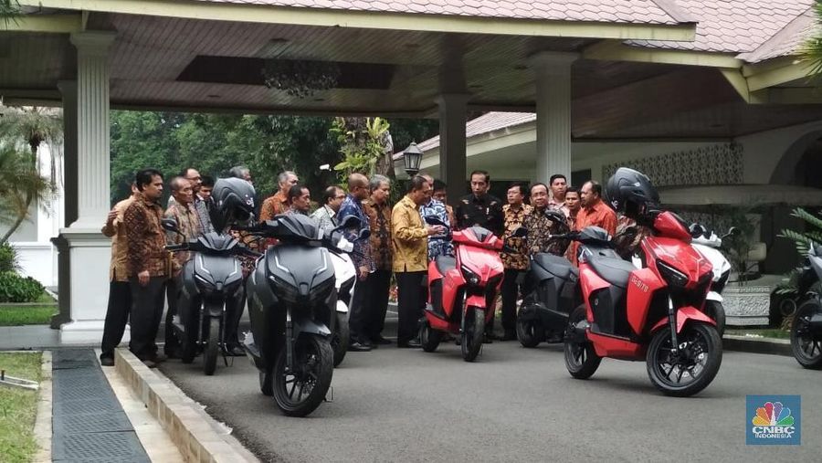 Presiden Joko Widodo mencoba motor listrik buatan dalam negeri.
