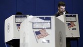 Berdasarkan hasil hitung cepat CNN, perebutan kursi antara Partai Republik dan Partai Demokrat saat ini masih sangat ketat. (Reuters/Andrew Kelly)