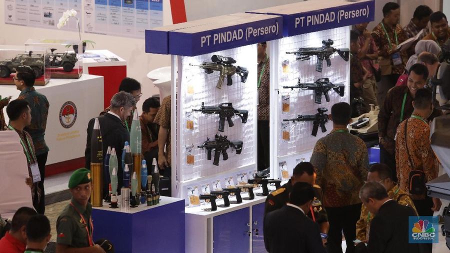 Pengunjung melihat stan pameran Indo Defence di JIExpo Kemayoran, Jakarta, Rabu (7/11). 

Indo defence & Expo Forum 2018 merupak pameran industri dan teknologi pertahanan terbesar di Asia Tenggara. Pameran kali ini mengalami perkmebangan cukup pesat sekitar 15% dari tahun sebelumnya, Pada yang diikuti 867 peserta dr 60 negara. Acara ini berlangsung dari tanggal 7-10 November 2018.  (CNBC Indonesia/Muhammad Sabki)