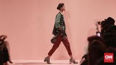Dia menyatukan keragaman busana dalam atmosfer retro yang sangat kentara dengan penggunaan mood warna yang menarik. (CNN Indonesia/Andry Novelino)