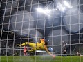 Handanovic Menyesal Kebobolan oleh Barcelona