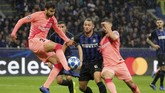 Babak pertama duel Inter Milan lawan Barcelona berakhir dengan skor 0-0. (REUTERS/Stefano Rellandini)