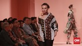 Padu padan bahan juga ditonjolkan. Sebagian besar busana menggunakan bahan satin silk yang ringan. Namun, di beberapa potong, dia menyematkan bahan lain seperti brukat dan denim. (CNN Indonesia/Andry Novelino)