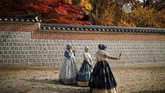 Beberapa wisatawan terlihat mengenakan baju tradisional Korea, Hanbok, untuk berswafoto di Istana Gyeongbok, Seoul.