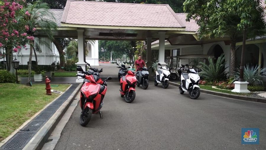 Presiden Joko Widodo mencoba motor listrik buatan dalam negeri.