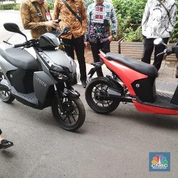 Jokowi Kedatangan Motor Listrik di Istana, Siap Diluncurkan