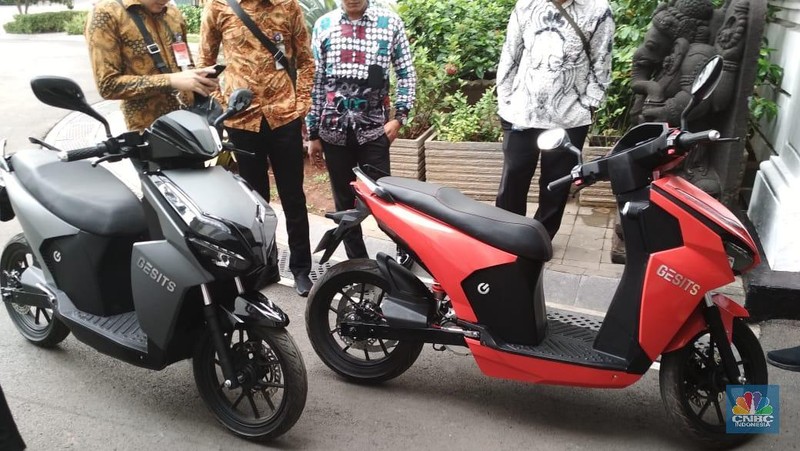 Presiden Joko Widodo mencoba motor listrik buatan dalam negeri.